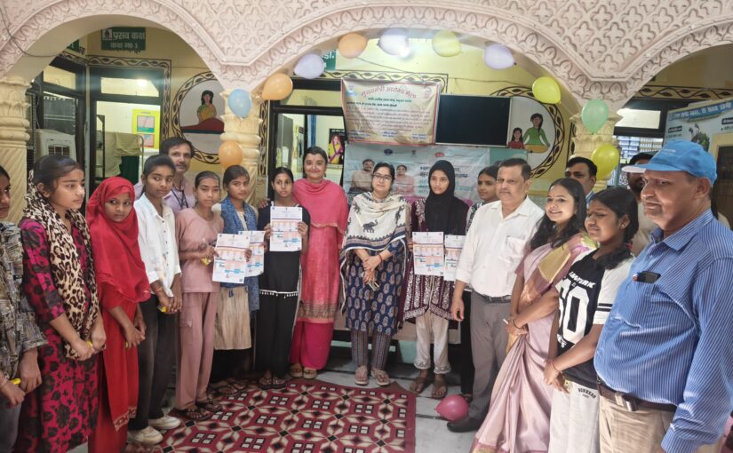 बागपत, दिनांक 15 मई 2026—जनपद बागपत के नगरीय प्राथमिक स्वास्थ्य केंद्र ठाकुरद्वारा में आज एसडीएम बागपत ज्योति शर्मा एवं जिला प्रतिरक्षण अधिकारी डॉ. सरूचि शर्मा के नेतृत्व में एचपीवी (HPV) वैक्सीनेशन कैंप का आयोजन किया गया।कैंप के दौरान कुल 53 बच्चियों का सफलतापूर्वक एचपीवी टीकाकरण किया गया। इस अवसर पर स्वास्थ्य विभाग की टीम द्वारा उपस्थित अभिभावकों को एचपीवी वैक्सीन के महत्व, सर्वाइकल कैंसर से बचाव एवं नियमित टीकाकरण के प्रति जागरूक किया गया तथा अधिक से अधिक बालिकाओं का टीकाकरण कराने हेतु प्रेरित किया गया।अधिकारियों ने कहा कि एचपीवी वैक्सीनेशन बालिकाओं के स्वास्थ्य सुरक्षा की दिशा में एक महत्वपूर्ण कदम है। स्वास्थ्य विभाग जनपद में निरंतर जागरूकता अभियान चलाकर पात्र बालिकाओं तक टीकाकरण सुविधा पहुंचाने का कार्य कर रहा है।कैंप के दौरान स्वास्थ्य विभाग के अधिकारी सीएससी अधीक्षक बैग पर डॉक्टर विभास राजपूत उपस्थित रहे एवं कर्मचारी उपस्थित रहे।