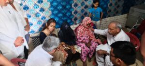 जिलाधिकारी बागपत के द्वारा मृतक चंद्रपाल कश्यप की 6 महीने की बेटी को गोद में दुलार ना का वीडियो सोशल मीडिया पर ट्रेंड कर रहा