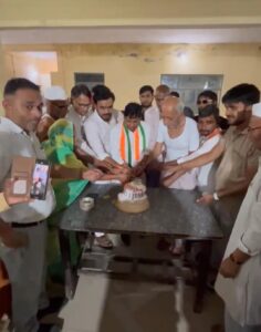 बागपत कांग्रेस जिलाध्यक लव कश्यप जी के नेतृत्व में जिला कांग्रेस कमेटी बागपत ने ग्राम कैड़वा के पास स्थिति वृद्धाश्रम में पहुंचकर फल भोजन वितरण कर एवं वही बुर्जुगों के साथ मिलकर केक काटकर नेता प्रतिपक्ष श्री राहुल गांधी जी का जन्मदिन सादगीपूर्ण तरीके से मनाया , कार्यक्रम में जिला उपाध्यक्ष श्री राजेंद्र चौहान जी , जिला महासचिव श्री आशु पंडित जी , जिला प्रवक्ता श्री अनंत भारद्वाज जी , जिला सचिव पवन कश्यप जी , ब्लॉक अध्यक्ष बागपत संदीप शर्मा जी ब्लॉक अध्यक्ष पिलाना सलमान त्यागी जी , धर्मेंद्र कश्यप जी एवं युवा कार्यक्रम उपस्थित रहे।