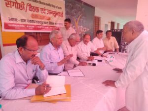 उत्तर प्रदेश राज्य स्थानीय ग्रामीण निकाय समर्पित पिछड़ा वर्ग आयोग के सदस्यों ने की विकास भवन में बैठा