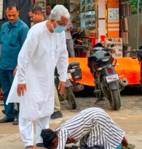 त्रिपुरा की राजनीति की सबसे भावुक तस्वीर: बदहाली से परेशान छात्रा पूर्व सीएम माणिक सरकार के पैरों में झुकी, रोते हुए कहा— ‘त्रिपुरा को बचा लीजिए’
