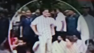 प्रधानमंत्री आवास के 10 मीटर तक पास राहुल गांधी सैकड़ो सांसदों के साथ हाथों में हथकड़ी लगाकर धरने पर बैठे, भारी पुलिस फोर्स तैनात सांसदों को धरने से उठाने की दिल्ली पुलिस की कोशिश