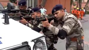 NEET Student strick Delhi Jantar mantar अचूक निशानेबाज जंतर मंतर से संसद मार्च 20 जुलाई 2026 को रोकने के लिए तैनात, लोकतंत्र को नोचने वाले न्यूज चैनलों के भेड़ियों और भेड़ों की तमाम दुष्टताओं के बावजूद बच्चों और नौजवानों ने अपनी बात देश और दुनिया तक पहुंचा दी। ये बात छिपी नही रह सकी कि अपनी बात कहने आए सैकड़ों युवा जब घायल थे, दर्जनों खून से लथपथ थे, बच्चियों के कपड़े फाड़ डाले गए थे, उन्हें सड़कों पर घसीटा जा रहा था तो भारत का कायर और निर्लज्ज प्रधानमंत्री संसद से बच्चों को पीठ दिखाकर भाग रहा था। और उसे सवालों से बचाने के लिए बंदूकों की नालें भारत माता की जय और वंदे मातरम का नारा लगाते निहत्थे नौजवानों की तरफ तान दी गई थीं। भारत ने इससे पहले इतना कायर, इतना क्रूर और इतना कमजर्फ प्रधानमंत्री नहीं देखा।इस बात को लिख लीजिए। जंतर-मंतर से आई क्रूरता और बर्बरता की तस्वीरें नरेंद्र मोदी और भारतीय जनता पार्टी का सालों साल पीछा करेंगी। और न्यूज चैनलों के दरिंदे उसे ढंक नहीं पाएंगे। तुम्हारी चुप्पियां पलायन नहीं है, तुम्हारे आलीशान न्यूज रूम्स और स्टूडियोज के दरिंदों के झुंड में बदल जाने का एलान है।चैनलों के बेशर्म संपादकों, एंकरों, संवाददाताओं तुम जेबें क्यों नहीं काटते, बैंक क्यों नहीं लूटते, डकैती क्यों नहीं करते। इनमें से सबकुछ उससे ज्यादा सम्मानजनक या कम शर्मनाक होता जो तुम अभी कर रहे हो। सैकड़ों बच्चों को कुचले जाते, रौंदे जाते, घसीटे जाते, लहूलुहान होते देखने के बावजूद तुम्हें नींद कैसे आती है। तुम्हारे अपने बच्चे तुम्हारे मुंह पर थूकेंगे एक रोज। कम से कम उनसे डरो।हम पहले समझते थे तुम भी रोटी ही खाते होगे, लेकिन तुम तो आदमखोर हो चुके हो, इंसान खाने लगे हो तुमलोग। थू। Navin Kumar See less