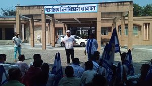 बागपत कलेक्ट्रेट में आजाद समाज पार्टी के नेतृत्व में महिला आरक्षण नारी शक्ति वंदन अधिनियम 2023 में आधी आबादी के लिए 50% आरक्षण सुनिश्चित तथा दलित आदिवासी और पिछड़े वर्ग की महिलाओं के लिए कोटे के अंदर कोटा सुनिश्चित करने हेतु तथा स्थानीय निकायों में आदि आबादी को 50% आरक्षण देने हेतु एक मांग पत्र माननीय मामाहीन राष्ट्रपति महोदय भारत सरकार नई दिल्ली को बागपत कलेक्ट्रेट में बागपत कलेक्ट्रेट प्रभारी को दिया।
